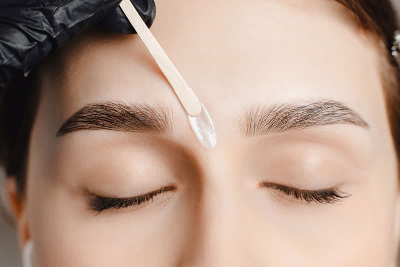 diseño y depilación de cejas con cera en Ferrol